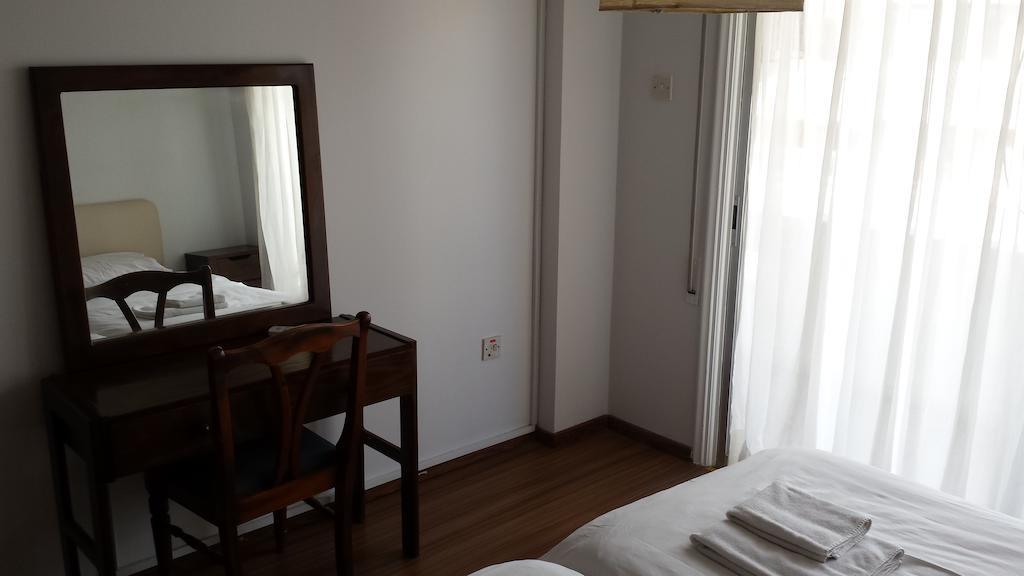 Francis Apartments Lárnaka Szoba fotó